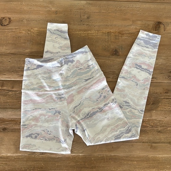 Beyond Yoga
Olympus High Waisted Midi Legging Pastel Waves - Picture 4 of 9